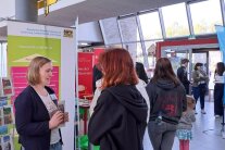 Bildungsberaterin Sofia Wagner, AELF Regen, berät Jugendliche zur Ausbildung Hauswirtschaft