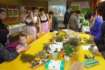 Besucher und Teilnehmer beim Schauen und Basteln