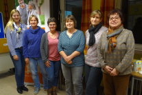 Sechs Frauen stehen nebeneinander