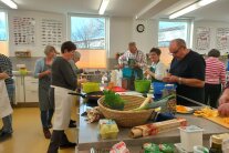Mehrere Teilnehmende kochen in der Schulküche 