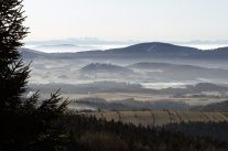 Hügelige teil bewaldete Landschaft über der Nebelschwaden hängen