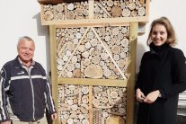 Zwei Personen neben einem Insektenhotel