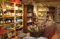 Theke und Regale eines Hofladens