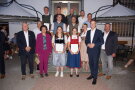 Gehilfen mit Ausbildung und Bila- Absolventen mit den Ehrengästen auf dem Gruppenbild.