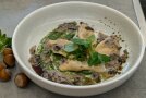 Ravioli mit Pilzsosse und Feldsalat auf einem Teller