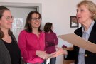 3 Personen stehen nebeneinander