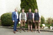 4 Personen stehen nebeneinander im Freien