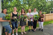 Sechs Studierende präsentieren ihren selbst gebundenen Sommerstrauß.