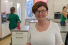 Netzwerks- Referentin Helga Ertl steht in einer Küche.