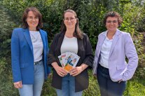 3 Frauen stehen nebeneinander