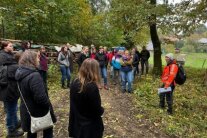 Mehrere Personen im Wald