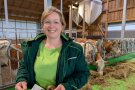 Erlebnisbäuerin Kerstin Bindl aus Rechertsried im Milchviehstall.