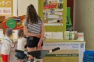 Eine Frau mit zwei Kindern betrachtet die Ausstellung.