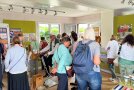 Viele Besucher im Pavillon schauen sich die Ausstellung Pfannkuchenweg an.