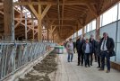 Die Exkursions- Teilnehmenden am Futtertisch mit dem Fütterungsroboter.