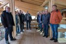 Gruppenbild der Exkursions- Teilnehmenden auf der Galerie mit Blick auf den Stall.