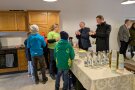 Bürgermeister Herbert Preuß + Regierungspräsident Rainer Haselbeck beim Butterschütteln.