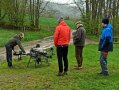 Vier Männer lassen sich die Agrardrohne beim Wieseneinsatz erklären