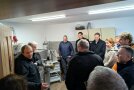 Betriebsleiter Dr. Sebastian Pauli mit den Exkursionsteilnehmenden bei der Nudelmaschine. 