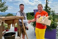 Mitarbeiter des AELF Regen gratuliert Gewinner