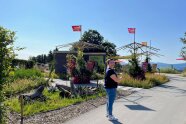 Eine Besucherin auf dem Außengelände der Landesgartenschau.