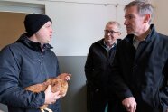 Betriebsleiter Dr. S. Pauli mit Huhn und Regierungspräsident Haselbeck u. J.Eichenseer.