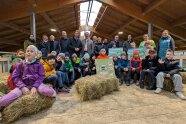 Die Kinder der 3. Klasse Grundschule Kollnburg mit ihren Ehrengästen auf der Galerie.