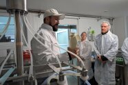 Andreas Wilhelm in den Milchverarbeitungsräumen mit Exkursionsteilnehmenden. 