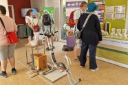 Besuchende im Pavillon des Staatsministeriums schauen sich die Ausstellung an.