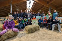 Die Kinder der 3. Klasse Grundschule Kollnburg mit ihren Ehrengästen auf der Galerie.