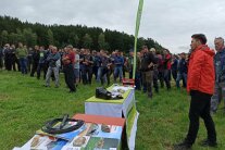 Hr. Probst, AELF Regen referiert vor den interessierten Zuschauern.