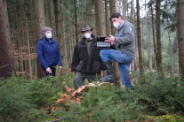 Förster mit Waldbesitzern im Wald